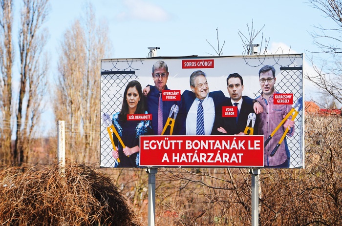 Nov župan Budimpešte Gergely Karacsony (na plakatu skrajno desno), upodobljen kot Sorošev plačanec, ki reže žico
