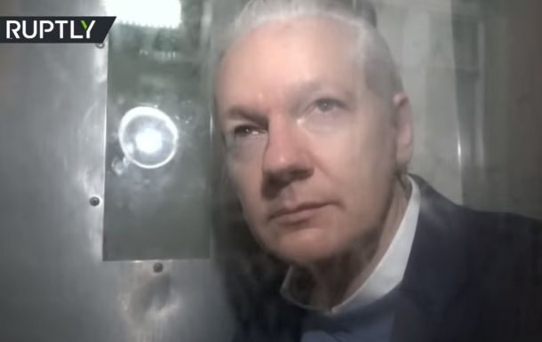 Julian Assange v zaporniškem transportnem vozilu 