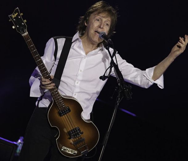 Paul McCartney z eno od svojih značilnih baskitar 