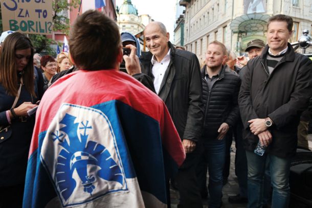 Četudi so se za organizacijo protesta na Prešernovem trgu najbolj potrudili člani SLS, je največ slave in časti požel Janez Janša. Ljudje so se z njim fotografirali, spregovorili besedo ali dve. Eden izmed protestnikov je ponosno razkazoval domobransko zastavo, kar Janše očitno ni motilo.