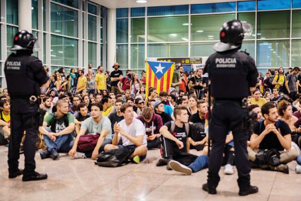 Protestniki na barcelonskem letališču 