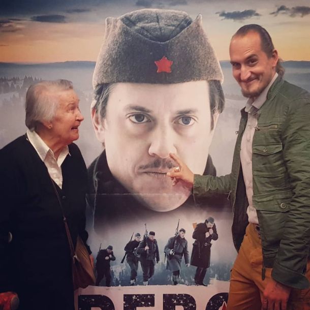 Vid Valič s svojo babico na premieri partizanskega filma preboj, v katerem v glavni vlogi nastopa njegov brat Domen