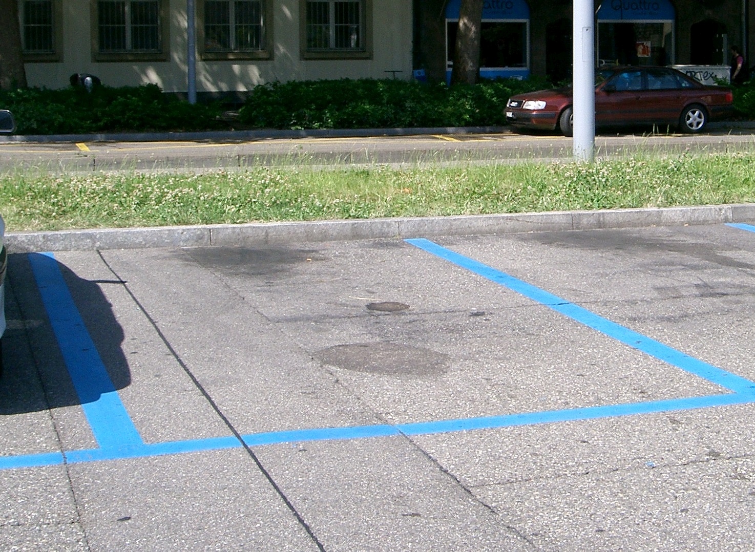 Fotografija parkirnega mesta je simbolična