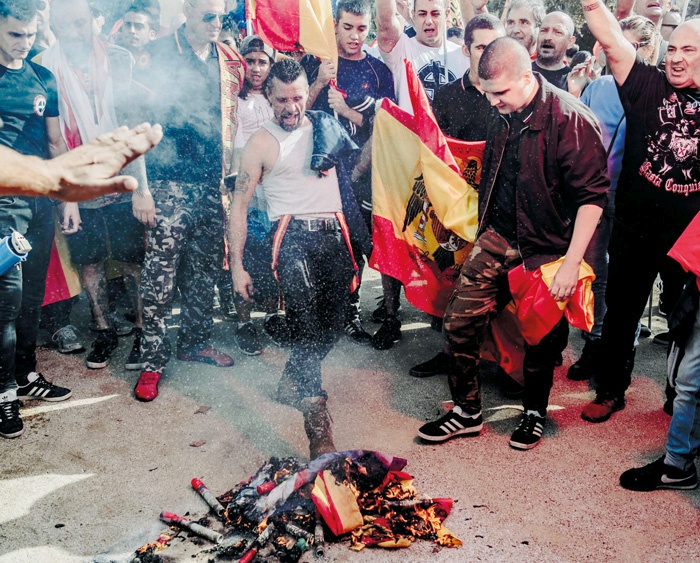 Kjer ni dialoga, zmaguje nasilje - unitaristi, skrajni desničarji in fašisti zažigajo katalonsko zastavo in kričijo: »to je naša dežela, moramo se braniti!«