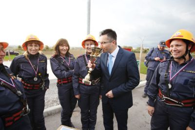 Premier Šarec in gasilke iz PGD Leben iz Slovenj Gradca, ki so osvojile drugo mesto na Bogatajevih dnevih zaščite in reševanja v Postojni.