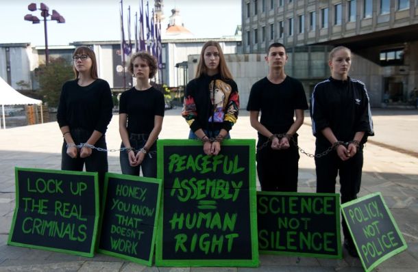 Mladi na protestu danes na Trgu republike v Ljubljani