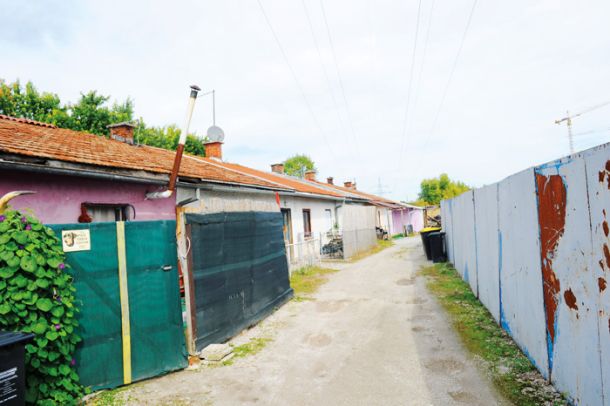 Takole je videti druga skrajnost nepremičninskega prepada, ki deli Slovenijo: Korotansko naselje na obrobju Ljubljane spominja na brazilsko favelo; »hiše« so last zasebnika, ki jih oddaja ljudem s socialnega dna
