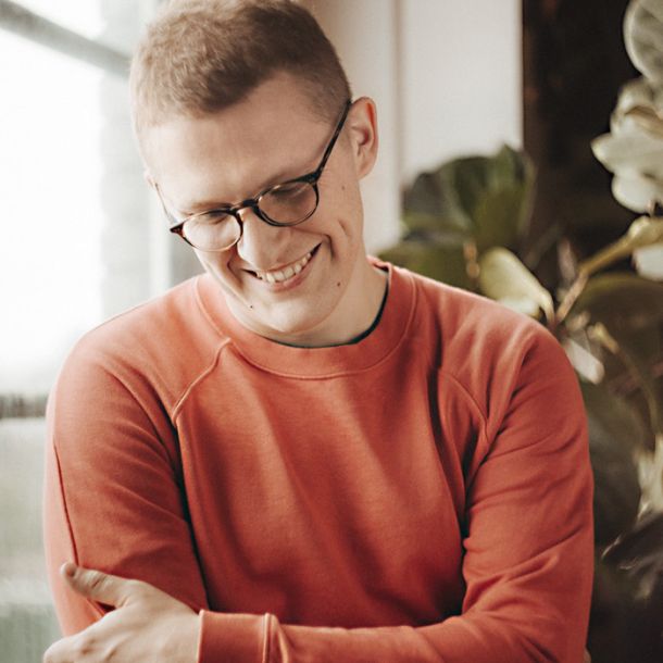 Čeprav se Floating Points na plošči Crush nikoli ne zasidra v specifičnem slogu, v vsaki skladbi prepoznamo edinstven zvok, ki nosi avtorski podpis. 