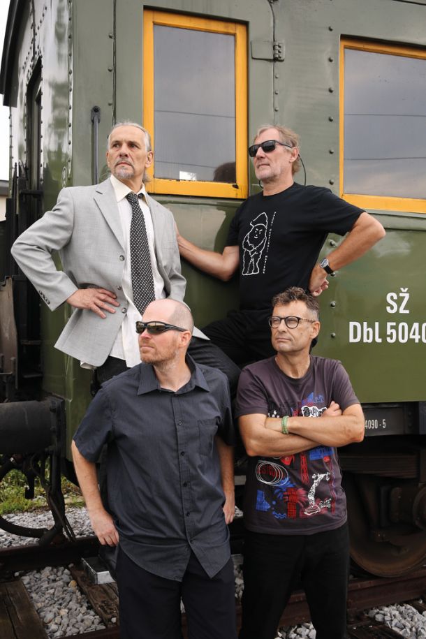 Divji v srcu: Jurij Kalan, Aleksij Kobal, Matej Čepin in Silvester Plotajs Sicoe. Njihove razstave so kot gverilske akcije, ki dokazujejo, da sta sodobna lahko tudi »klasična« slika in kip, pa tudi motiv figure. 