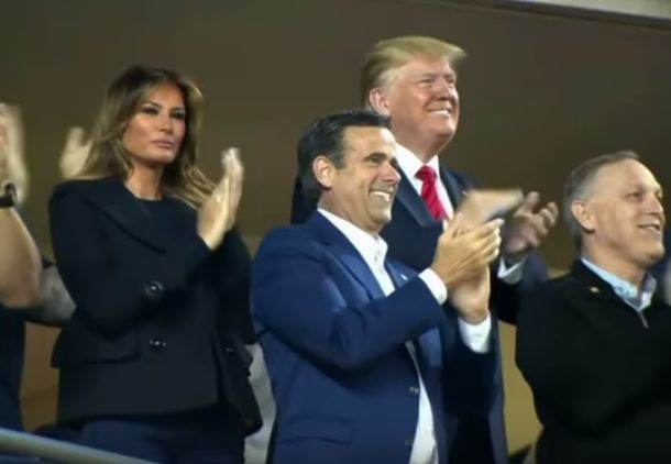 Melania in Donald Trump kljub številnim žvižgom in neodobravanju publike vztrajno ploskata 