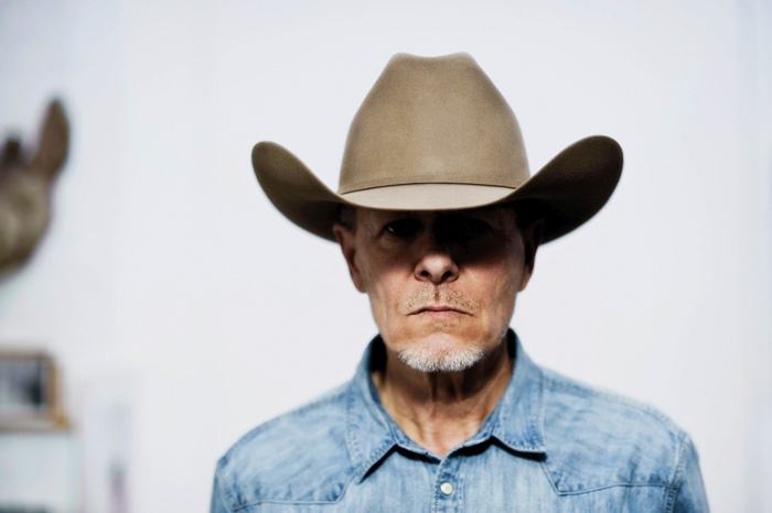 Čeprav je Michael Gira staro zasedbo razpustil, je Leaving meaning kljub novim sodelavcem značilna plošča Swansov.