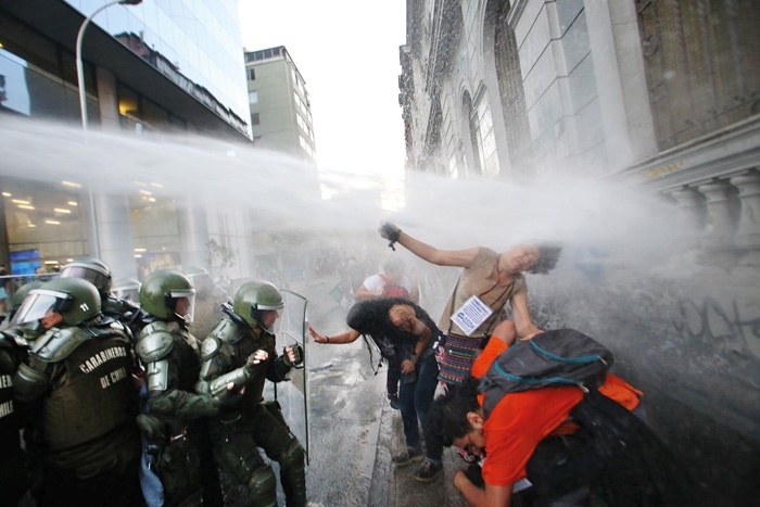 Protesti v Čilu  - duh je ušel iz steklenice, najprej so protestniki zahtevali nižje cene javnega prevoza, zdaj, ko je vlada odgovorila z nasiljem, pa zahtevajo gospodarske reforme in spremembo oblasti