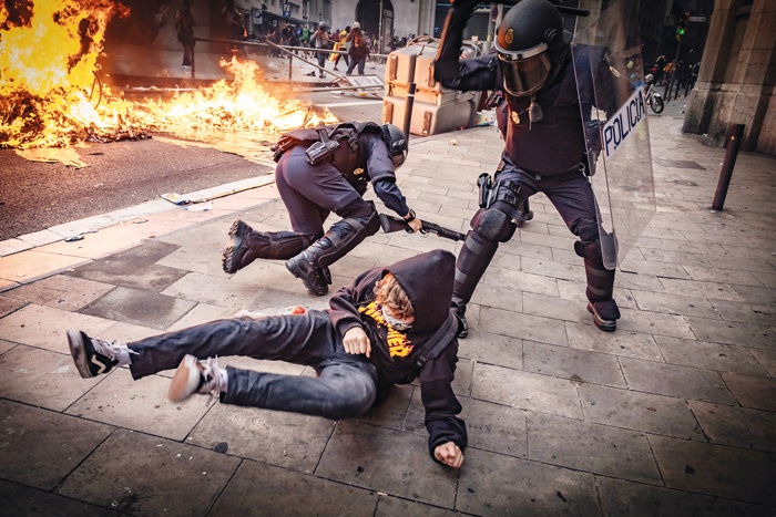 Nasilje vedno rodi novo nasilje – protestnik in dva španska policista