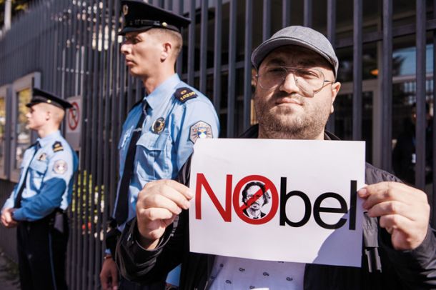 Demonstracije proti podelitvi Nobelove nagrade za književnost Petru Handkeju v Prištini na Kosovu 