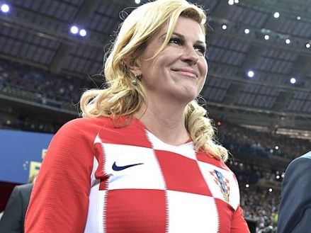 V zastavo svoje države oblečena hrvaška predsednica Kolinda Grabar Kitarović