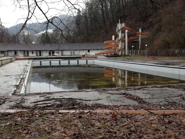 Zunanje kopališče medijskih toplic pred očiščevalnimi akcijami civilne iniciative aprila 2013