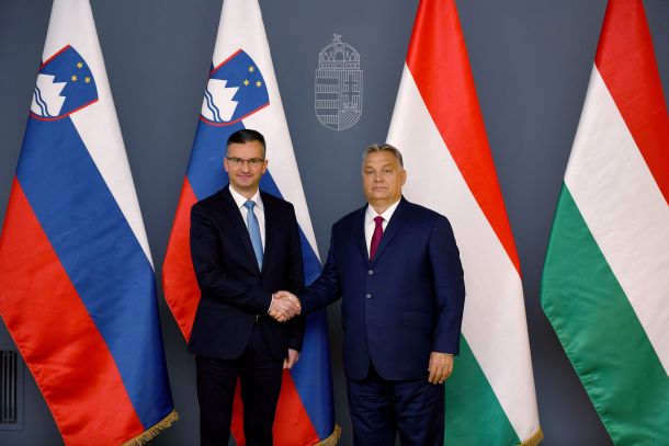 Zadovoljni Šarec in resni Orban