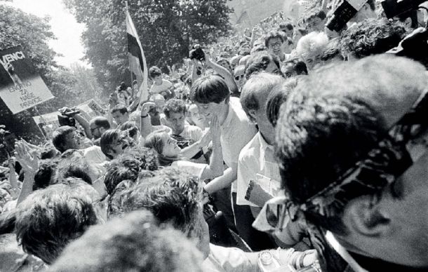 Davida je 27. julija 1988 po prihodu iz vojaškega zapora na Roški pričakala ogromna množica.