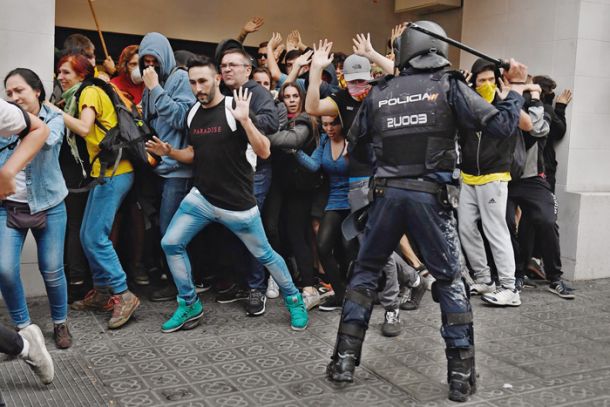 Oblast in moč – španski policist in protestniki v Kataloniji