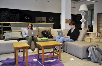 Poligon je prostor za ljudi, ki imajo dovolj dela od doma ter se hočejo družiti in sodelovati z drugimi kreativnimi svobodnjaki.