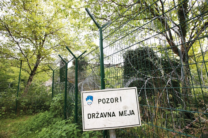 Meja, ograja, žica, reka 
