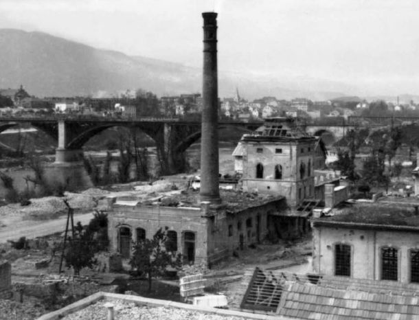 Pogled na Klavnico in Oreško nabrežje po bombardiranju januarja 1944
