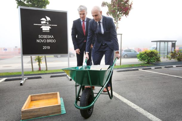 Polaganje temeljnega kamna za gradnjo nove soseske Novo Brdo v Ljubljani. Na fotografiji sta direktor Stanovanjskega sklada RS Črtomir Remec in minister za okolje Simon Zajc.