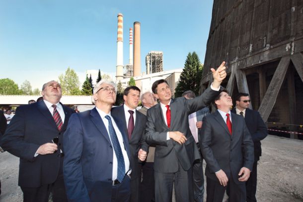 Leta 2010 je 25. maja na nekdanji Dan mladosti z vladno delegacijo gradbišče šestega bloka Termoelektrarne Šoštanj obiskal tedanji predsednik vlade in stranke SD Borut Pahor. Na fotografiji sta med drugim nekdanji direktor termoelektrarne Uroš Rotnik (stoji neposredno za Pahorjem) in direktor velenjskega rudnika Milan Medved (stoji skrajno levo). 