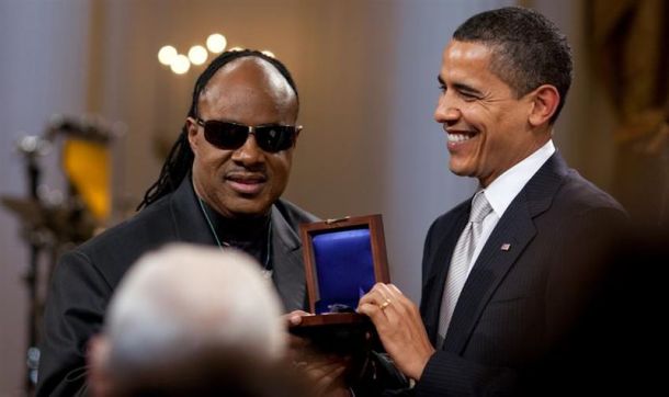 Legendarni glasbenik Stevie Wonder in nekdanji predsednik ZDA Barack Obama