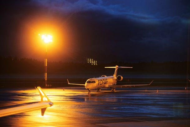 Prevzemi Adrijinih linij se nadaljujejo. V ozadju prizemljena Adria, v ospredju pa krilo pravkar pristalega prvega letala družbe Brussels Airlines, Aerodrom Ljubljana