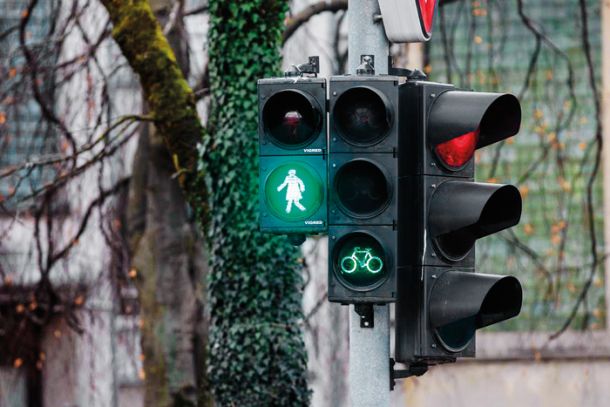 Semafor z ženskim likom že nekaj časa stoji v Kranju, pred bolnišnico za ginekologijo in porodništvo Kranj 