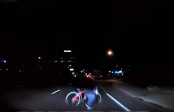Izsek iz posnetka kamere Uberjevega samovozečega avtomobila tik pred trčenjem
