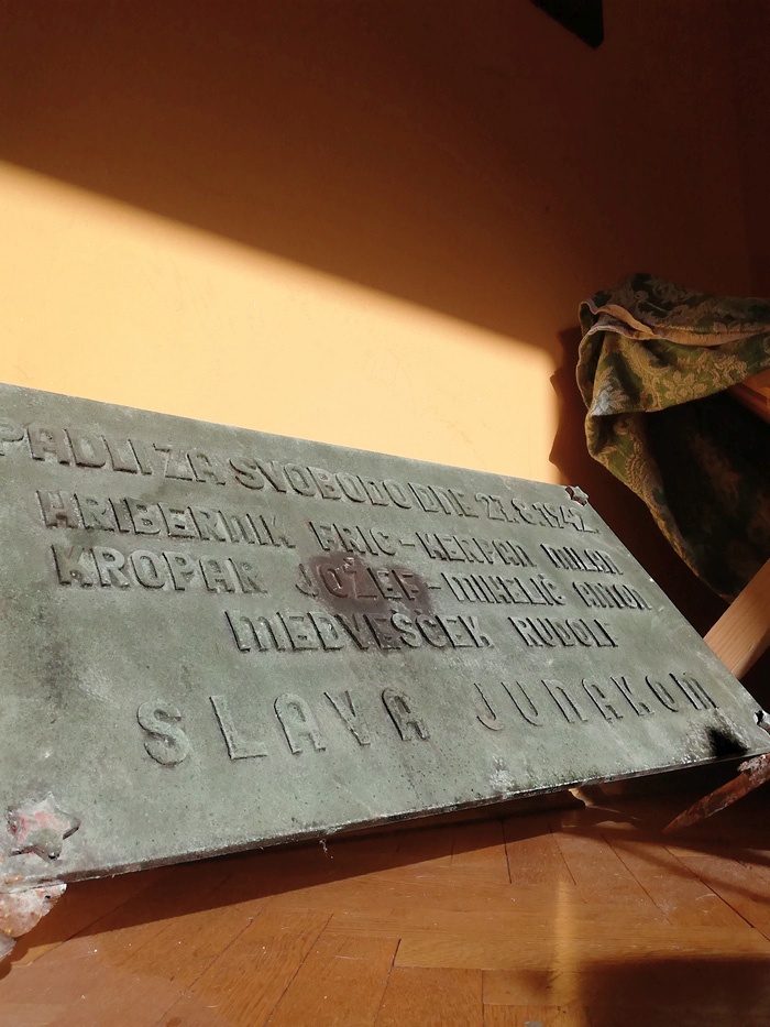 Spominska plošča je zdaj »na varnem« kar v stanovanju