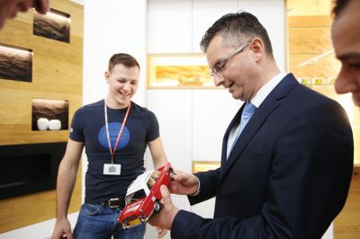 Nostalgija: Predsednik vlade na razstavnem prostoru Mizarstva Urbanija