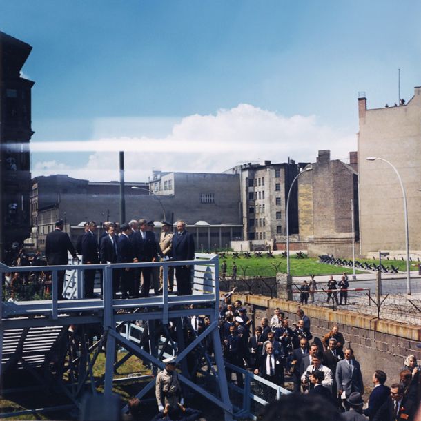 Ameriški predsednik Kennedy na platformi ob berlinskem zidu pri mejnem prehodu Checkpoint Charlie 26. junija 1963