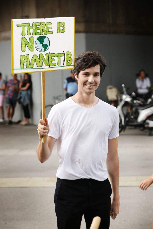 Luka Mesec na protestu, ki ga je zaradi uničevanja amazonskega pragozda organiziralo gibanje Mladi za podnebno pravičnost 