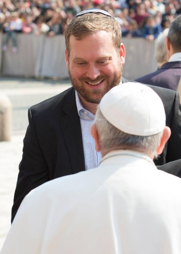 Papež Frančišek med srečanjem z rabinom Joshom Ahrensom pred dvema letoma