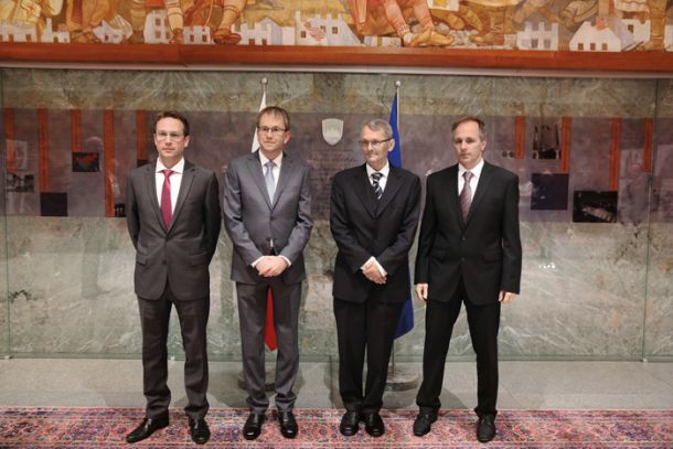 Je bolj političen ustavni sodnik Klemen Jaklič ali Matej Accetto (prvi in drugi z leve)?