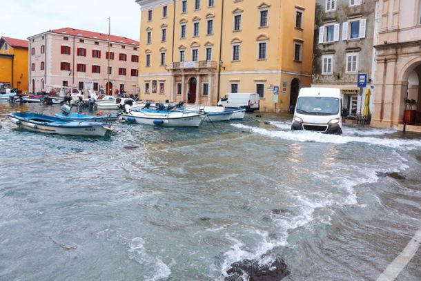 Zaradi podnebnih sprememb bodo takšni prizori vse pogostejši. Poplave na obali. Piran, 13. november 2019.