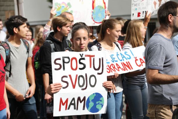 Mladi so na ulicah, zahtevajo večjo podnebno pravičnost 