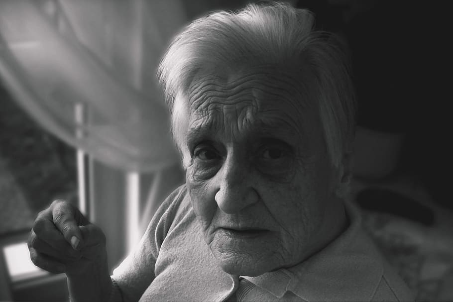 »Po vasi so govorili, prav ji je, pa naj strada, če se je okrog gonila«