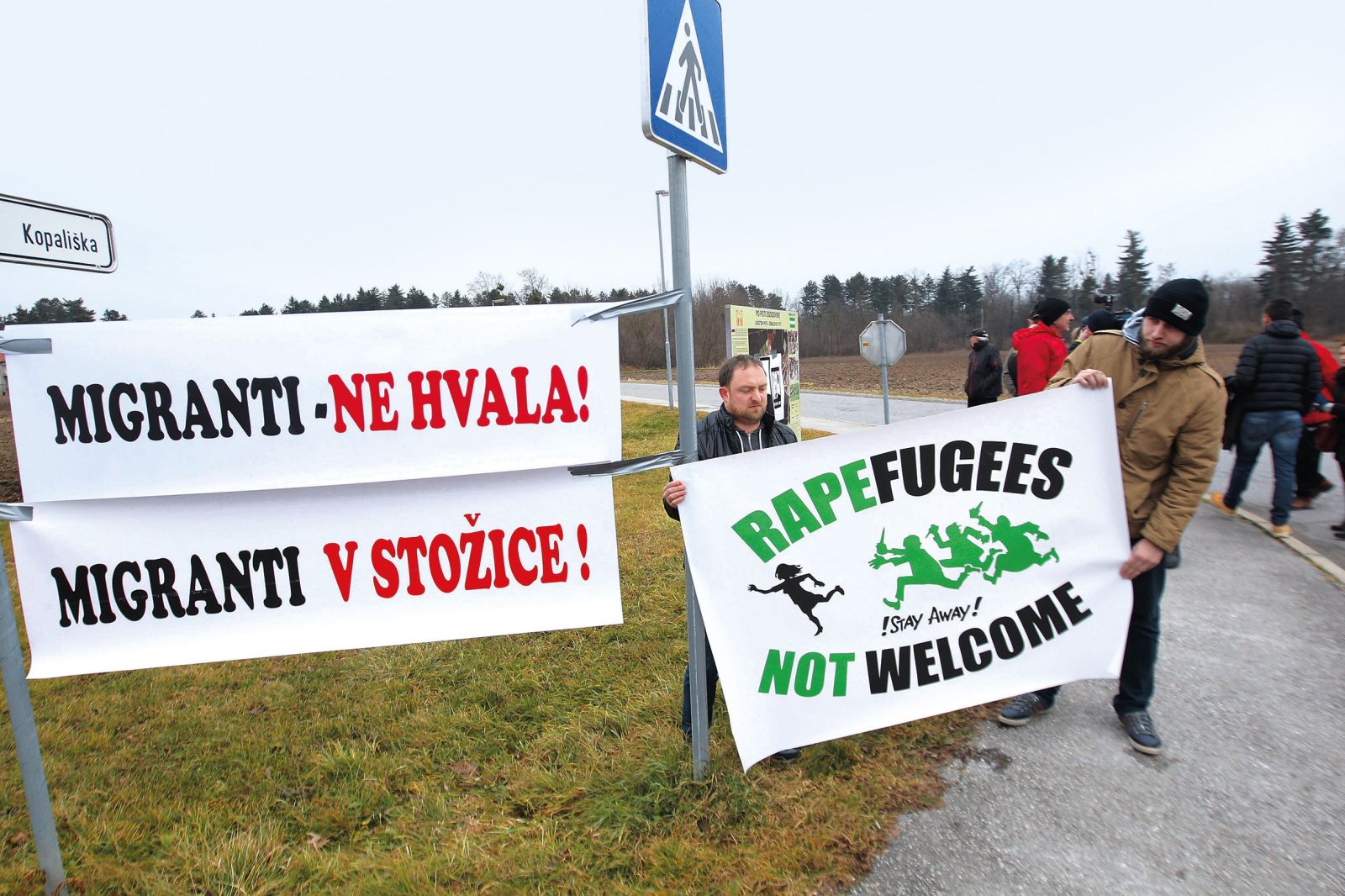 Predstavniki desnih političnih strank in njihovih civilnodružbenih združenj so po letih opozarjanja pred posiljevalskimi begunci, pred dnevi dobili potrditev, da so imeli prav. Na sliki transparent, ki so ga pred štirimi leti v Kidričevem razobesili predstavniki SDS.