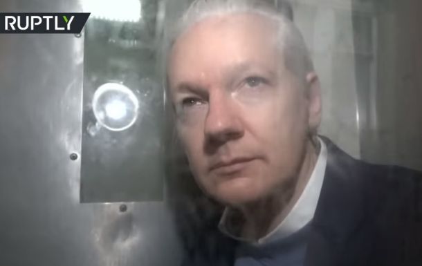 Julian Assange v zaporniškem transportnem vozilu