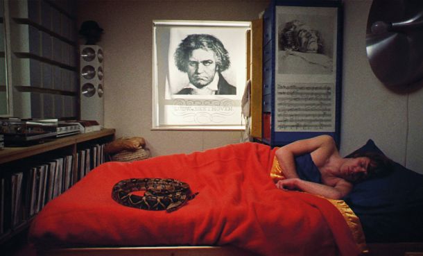 Mladi vandali Beethovna poslušajo predvsem v fikciji, v resničnosti pa od klasične glasbe načeloma bežijo. Na fotografiji je prizor iz Kubrickove Peklenske pomaranče (1971). 