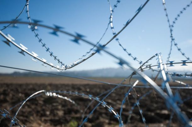 Bodeča žica na slovensko-hrvaški meji z britvicam podobnimi rezili