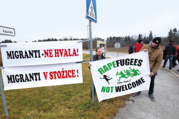 Predstavniki desnih političnih strank in njihovih civilnodružbenih združenj so po letih opozarjanja pred posiljevalskimi begunci, pred dnevi dobili potrditev, da so imeli prav. Na sliki transparent, ki so ga pred štirimi leti v Kidričevem razobesili predstavniki SDS. 