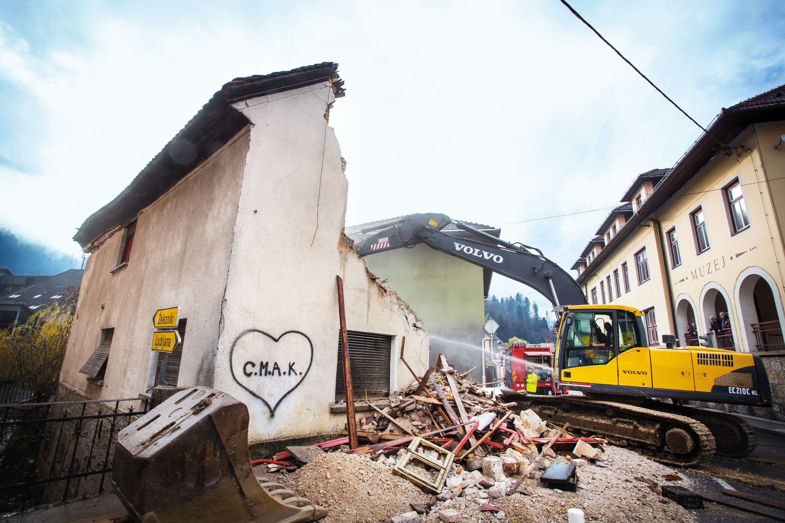 Rušenje prostorov Mladinskega kluba CMAK v Cerknem. Mladi naj bi sicer dobili nadomestne prostore | Bojan Tavčar