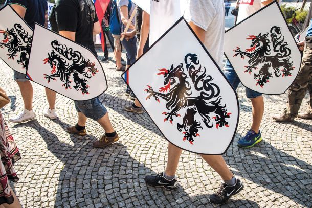 Shod proti migrantom v Ljubljani avgusta 2016: Desničarji, ki s pohodi po ljubljanskih ulicah zahtevajo vrnitev v zlate stare čase, dejansko izpričujejo le svoje nepoznavanje zgodovine. 