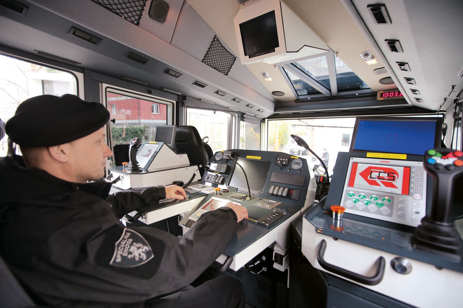 Karantanski panter na rokavu slovenskega policista