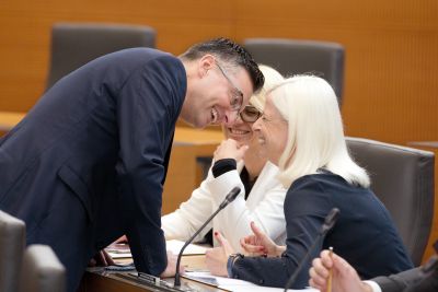 Marjan aka Ivan z dvema blondinkama iz vlade